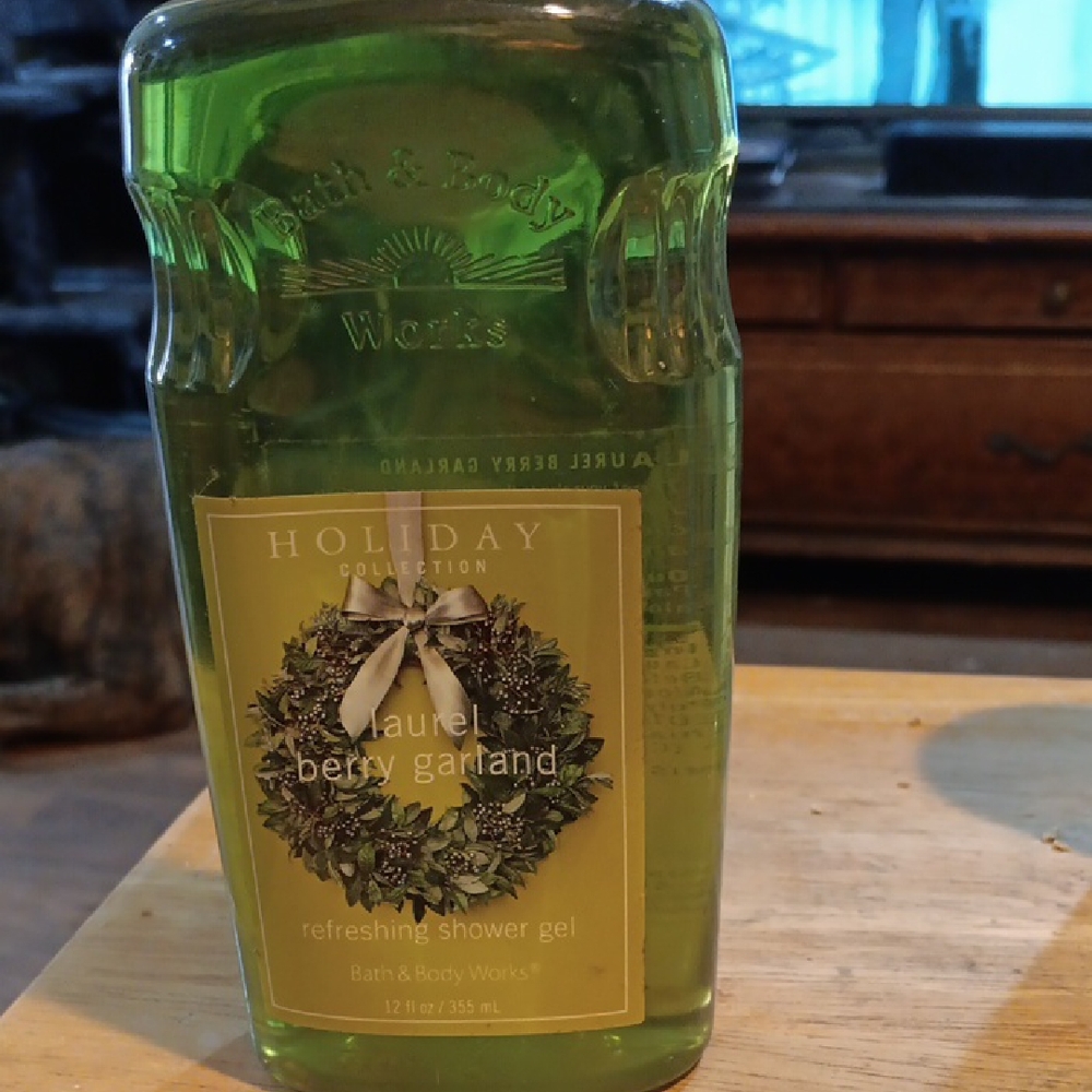 Bath & Body Works Holiday Laurel Berry Garland Shower Gel - Discontinued Scent
